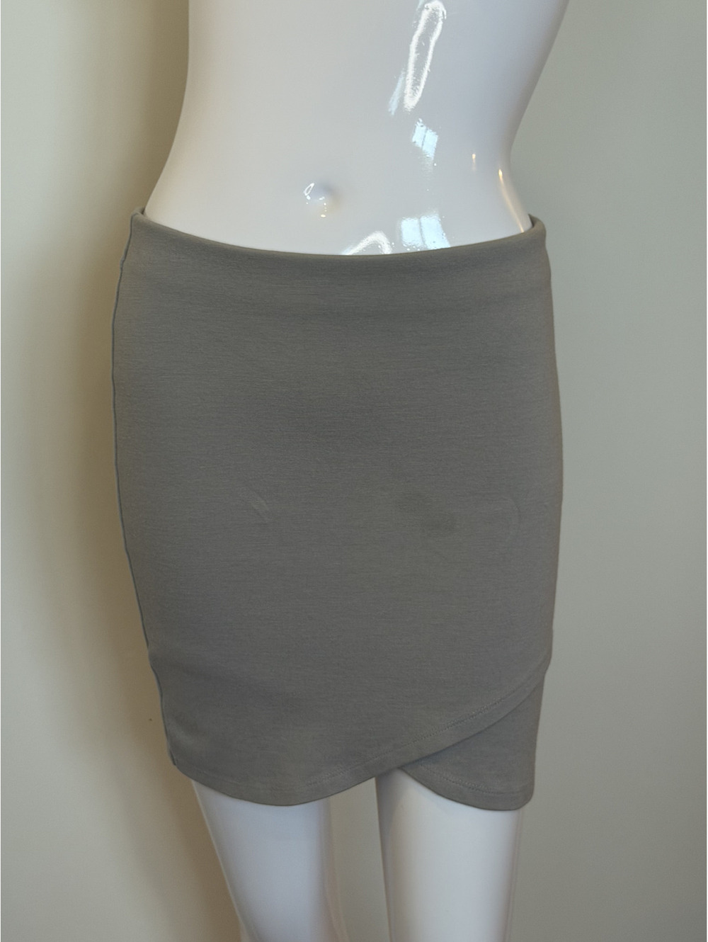 Aritzia Talula  Grey Tulip Hem Bodycon Mini Skirt Size S